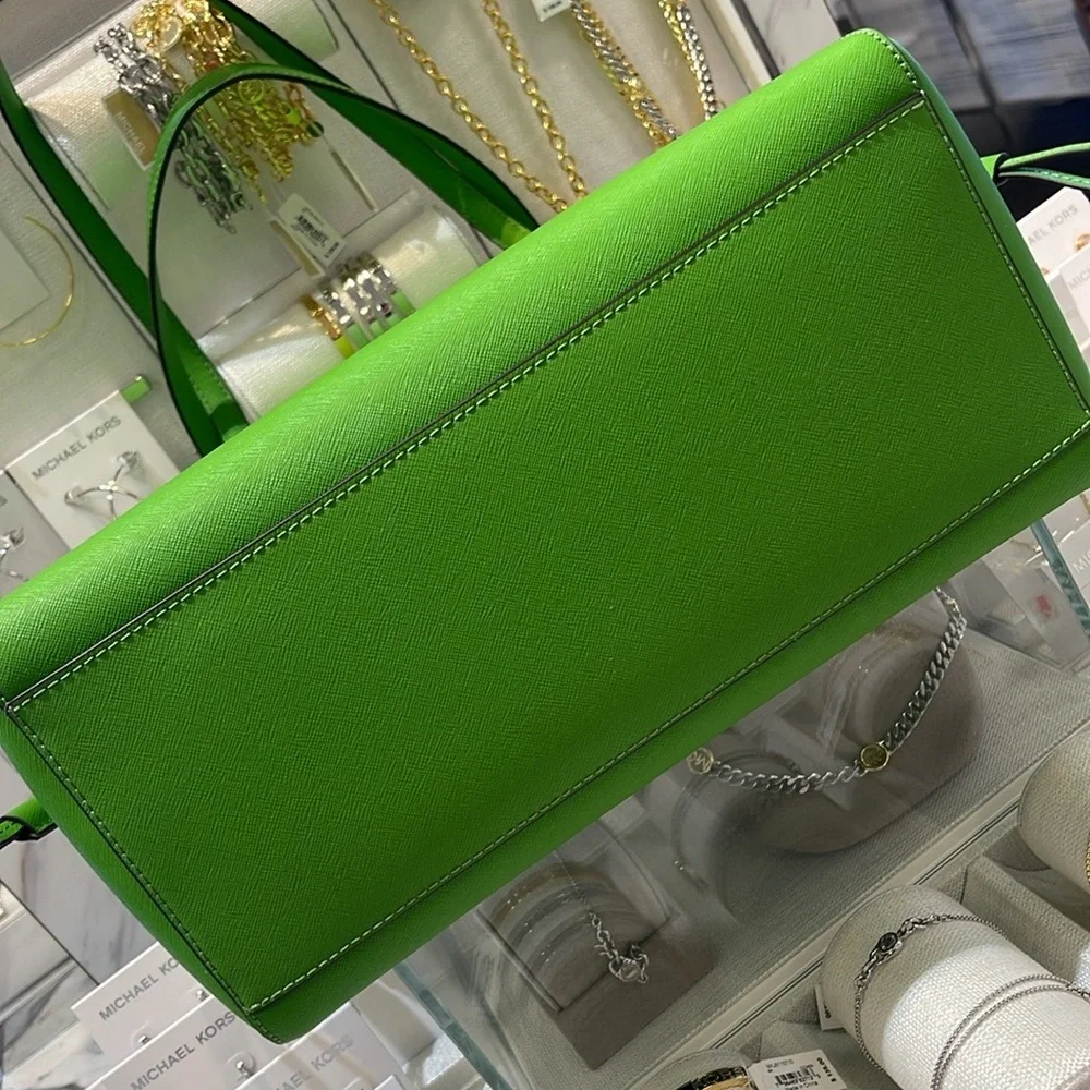 Michael Kors Voyager Large Saffiano Leather Tote Bag
Jungle Green
NWT - Picture 11 of 16